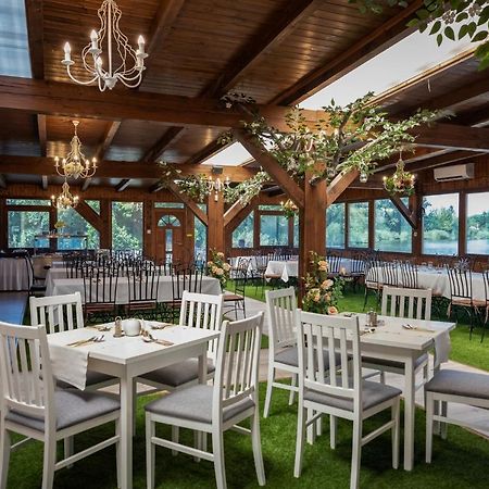 Eden Lounge Restaurant & Pension Veresegyhaz Bagian luar foto