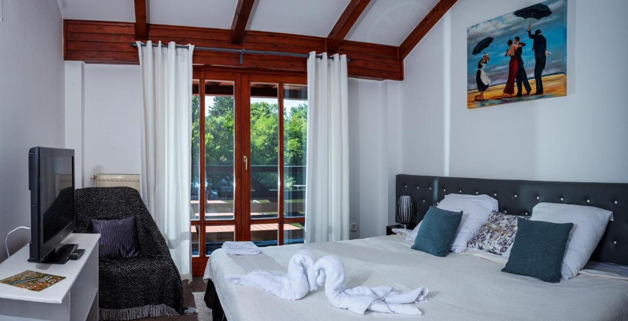 Eden Lounge Restaurant & Pension Veresegyhaz Bagian luar foto