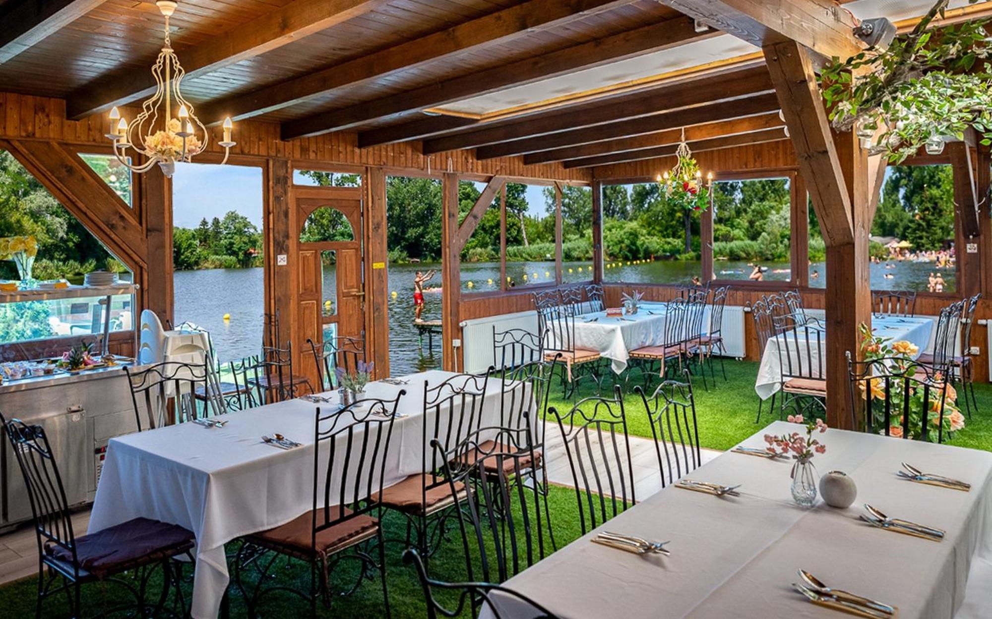 Eden Lounge Restaurant & Pension Veresegyhaz Bagian luar foto