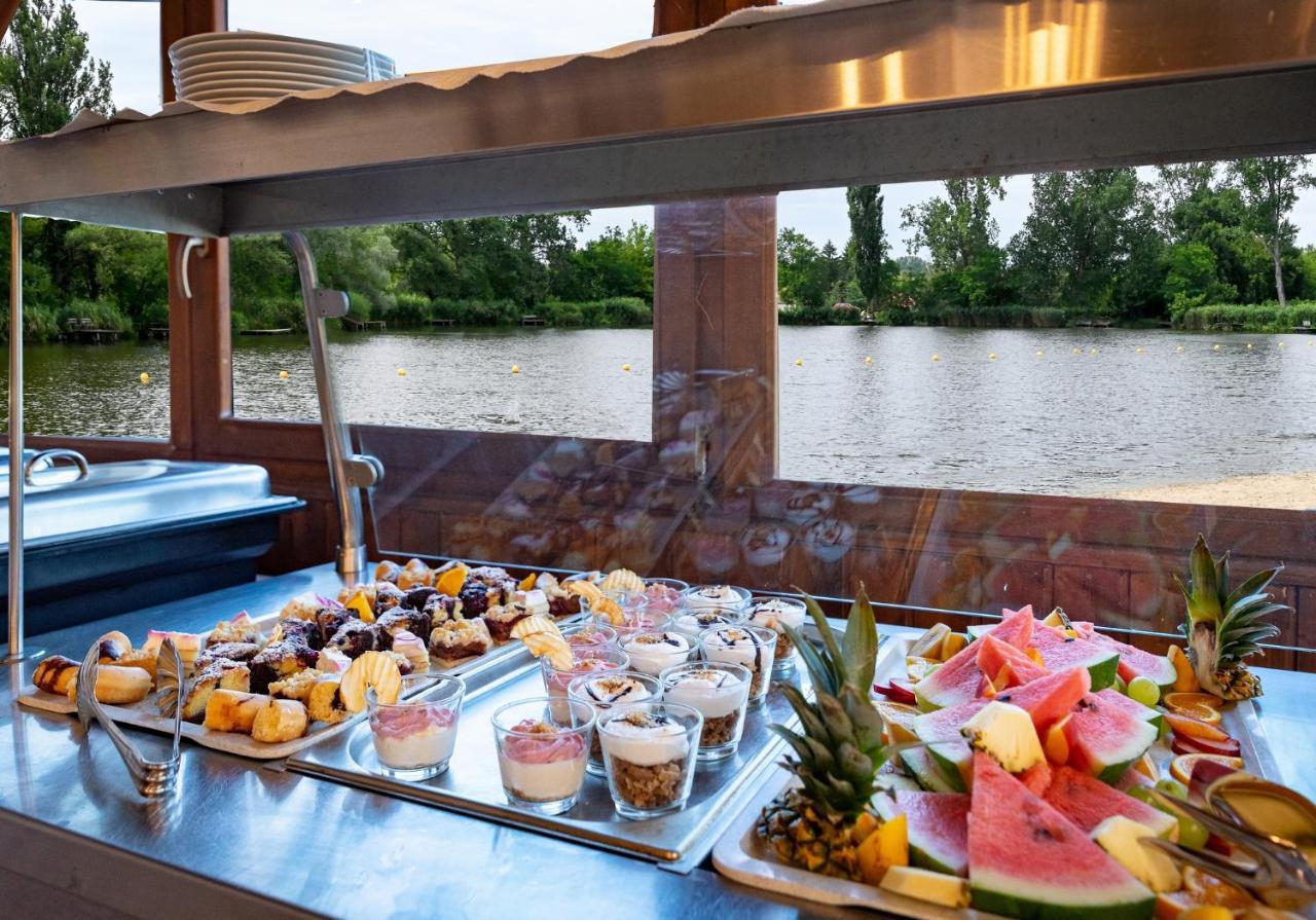 Eden Lounge Restaurant & Pension Veresegyhaz Bagian luar foto