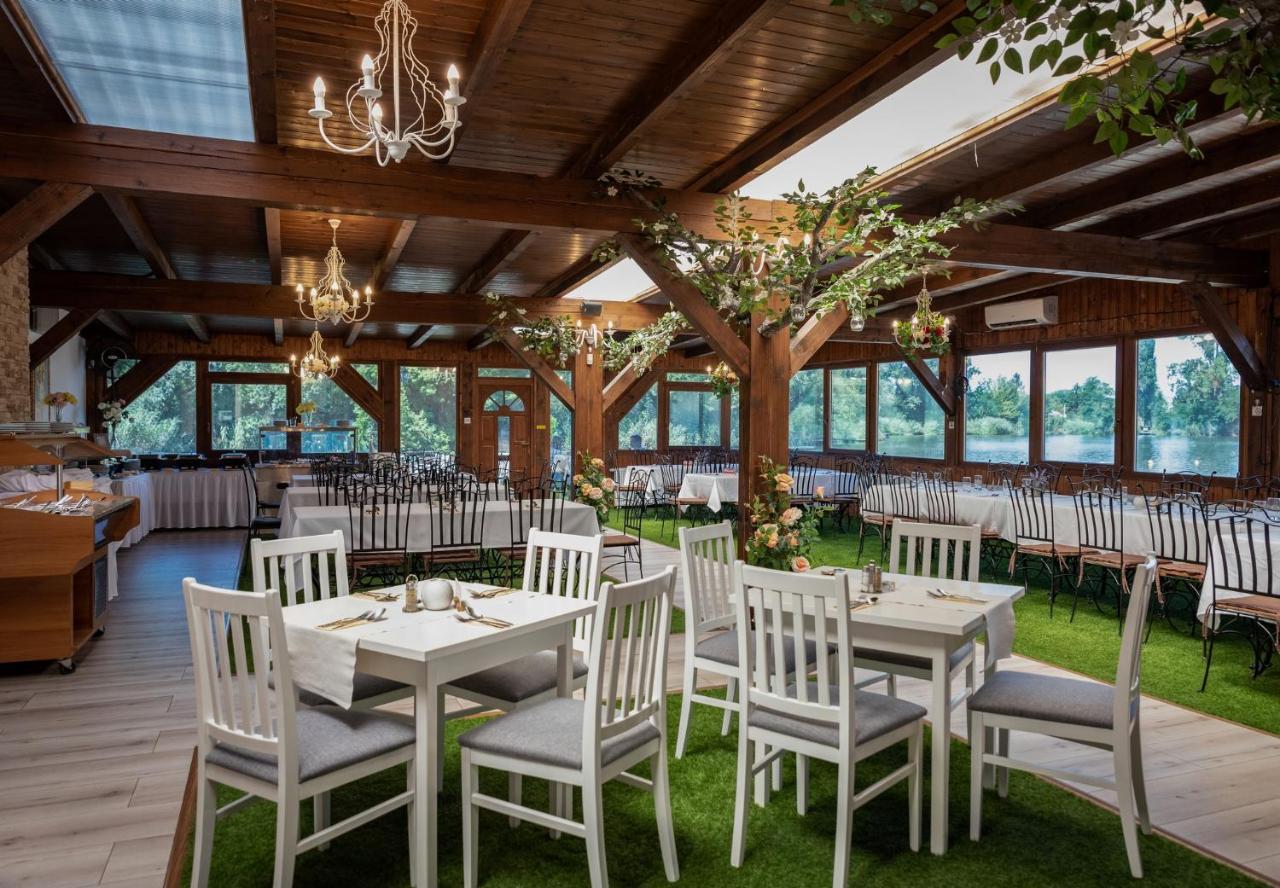 Eden Lounge Restaurant & Pension Veresegyhaz Bagian luar foto