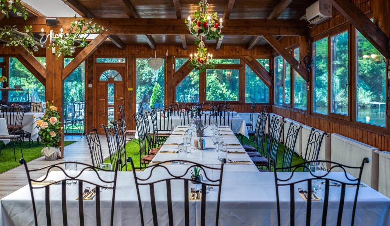 Eden Lounge Restaurant & Pension Veresegyhaz Bagian luar foto