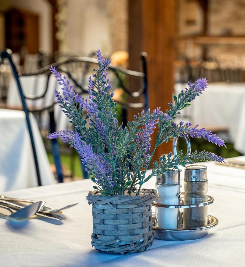 Eden Lounge Restaurant & Pension Veresegyhaz Bagian luar foto