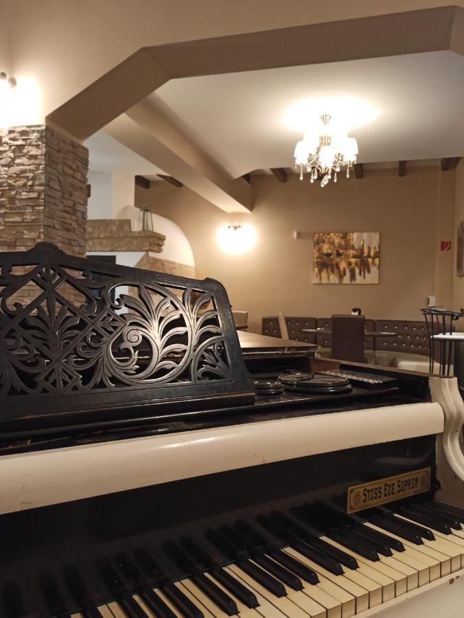 Eden Lounge Restaurant & Pension Veresegyhaz Bagian luar foto